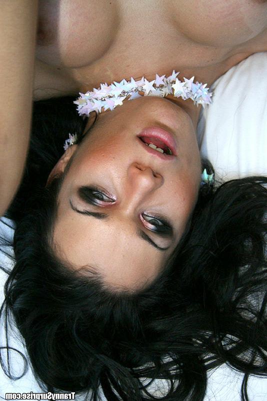 16P Hermosa transexual latina morena kalena abriendo las piernas junto a la piscina