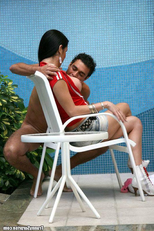 16P Hermosa transexual latina morena kalena abriendo las piernas junto a la piscina