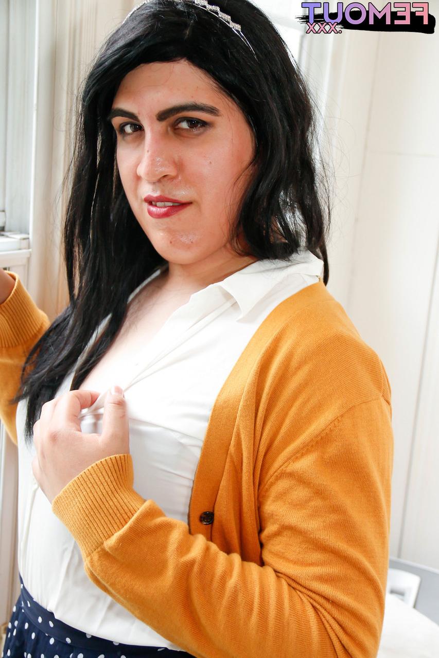 16P La transexuelle brune et potelée Justine Jay se déshabille, montre sa trique et jouit.
