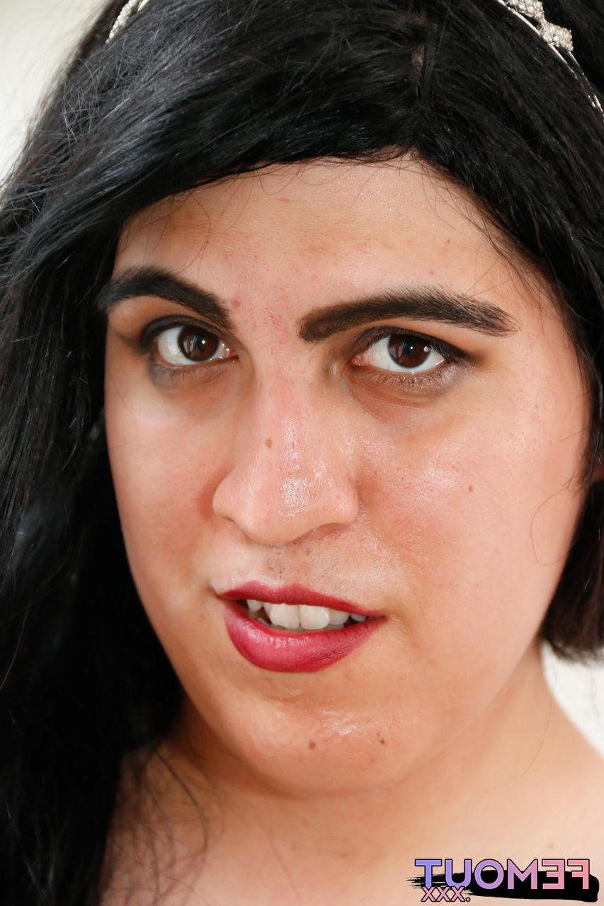 16P La transexuelle brune et potelée Justine Jay se déshabille, montre sa trique et jouit.