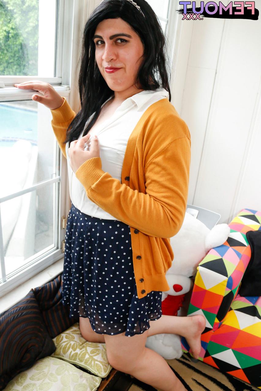 16P La transexuelle brune et potelée Justine Jay se déshabille, montre sa trique et jouit.