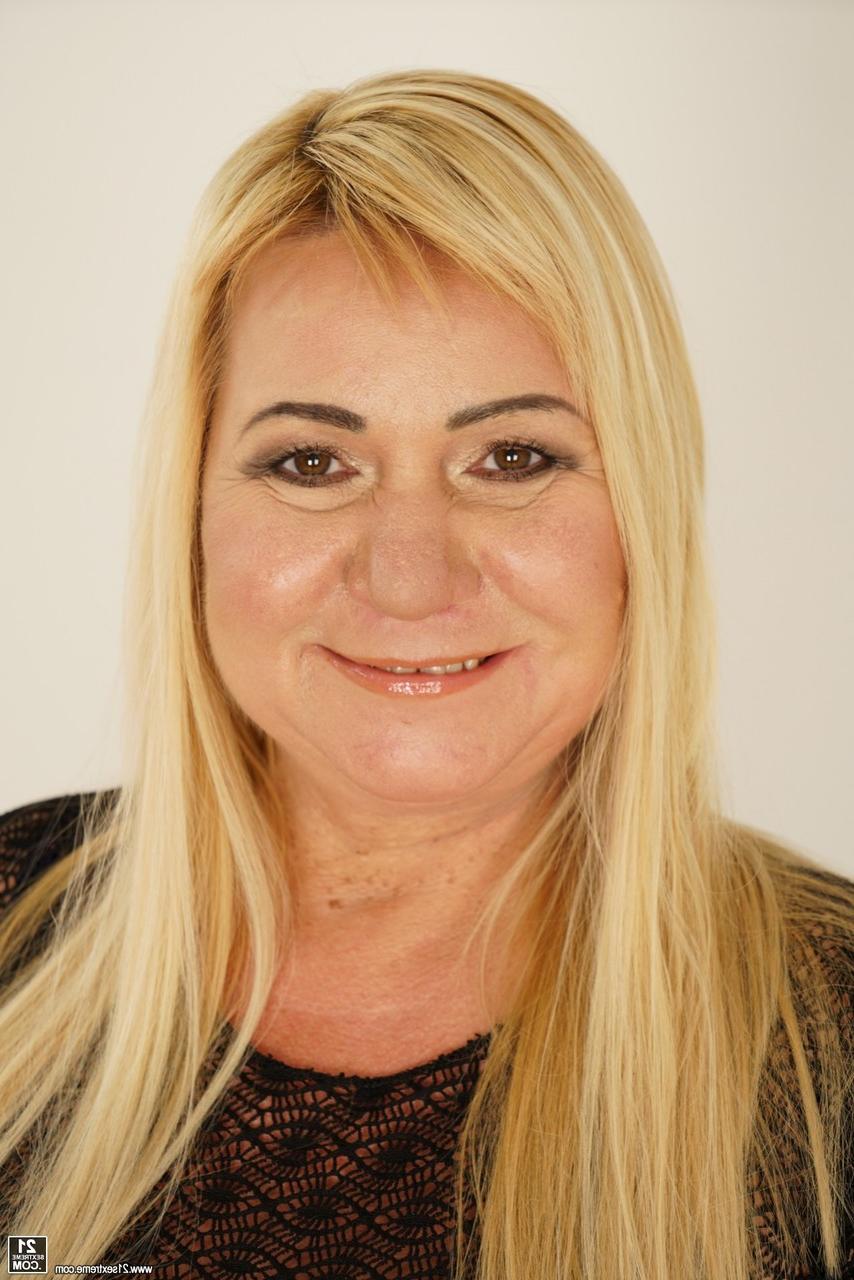 17P Vovó loira com peitos enormes Pam Pink é fodida alegremente por seu brinquedo adolescente