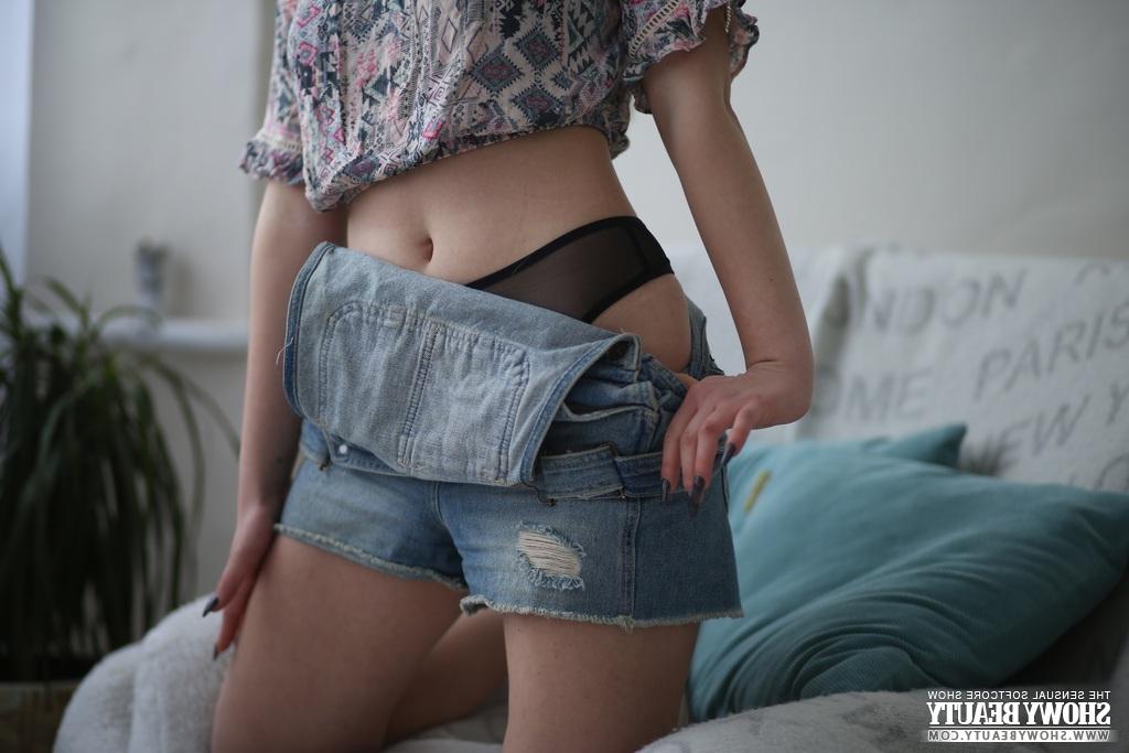20P Die junge Blondine Blondy krümmt ihren Rücken, nachdem sie sich völlig nackt ausgezogen hat