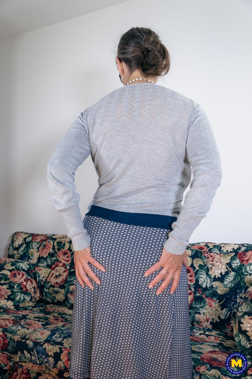 20P La traviesa abuela tetona Tina muestra sus grandes tetas y su coño peludo