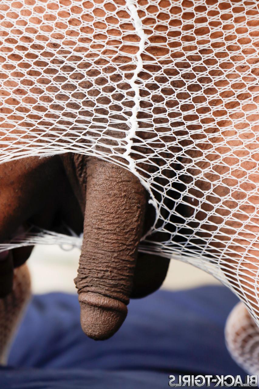 16P Ébano travesti Coco exibe seu grande galo negro em meia arrastão branca rasgada