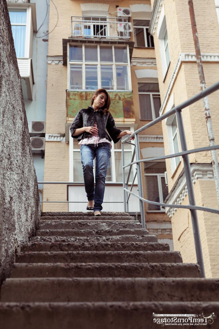 20P Jovens lésbicas Tofana e Tamis acariciam suas bucetas nuas em um chesterfield