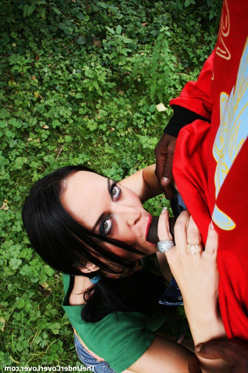 12P A mulher de cabelos escuros Elizabeth Lawrence faz sexo interracial em meio à vegetação