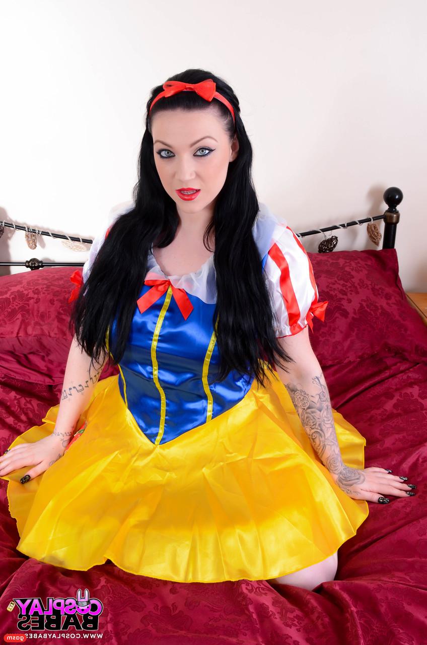 15P Pantyless Snow White Harmony Reigns poses seductively while eating an apple
