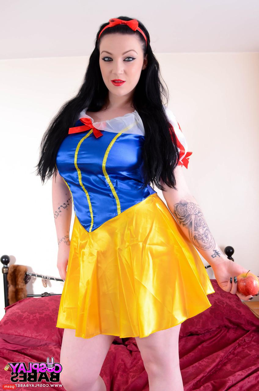 15P Pantyless Snow White Harmony Reigns poses seductively while eating an apple