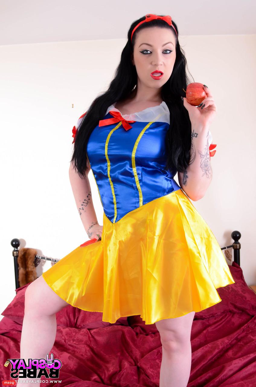 15P Pantyless Snow White Harmony Reigns poses seductively while eating an apple