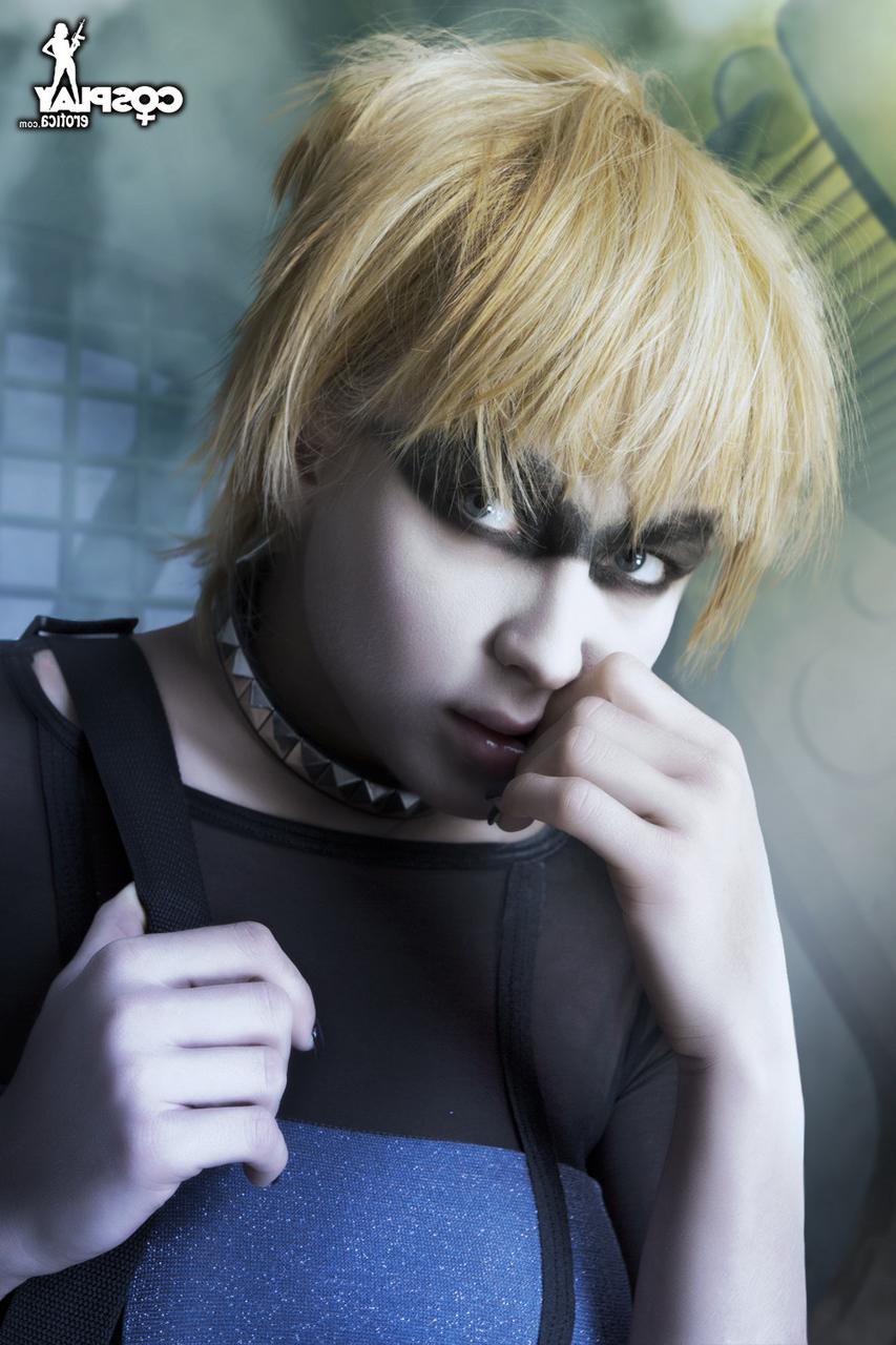 12P Cosplayer fofa expõe seus seios naturais e bunda apertada durante um noivado solo