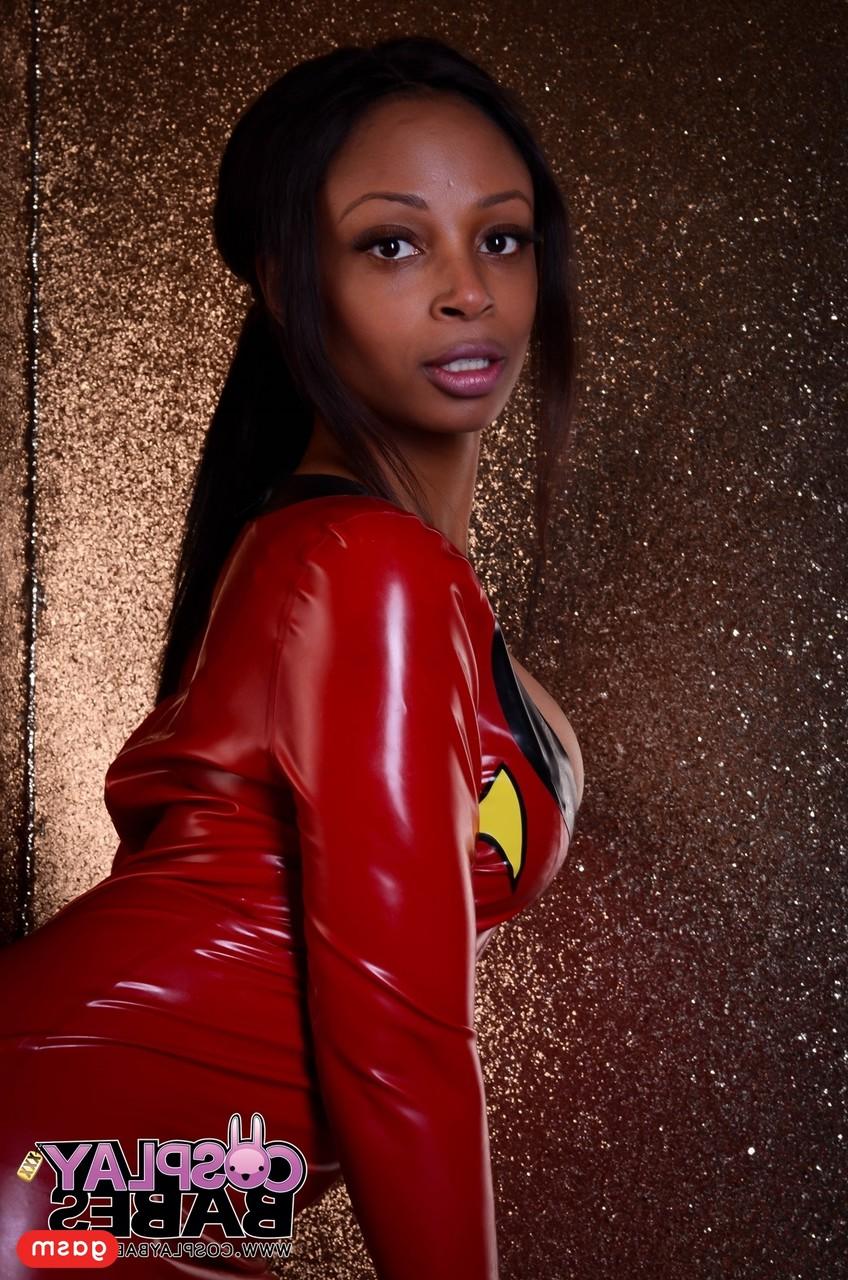 15P La beauté ébène Lola Marie pose dans sa robe en latex et montre son décolleté sexy.