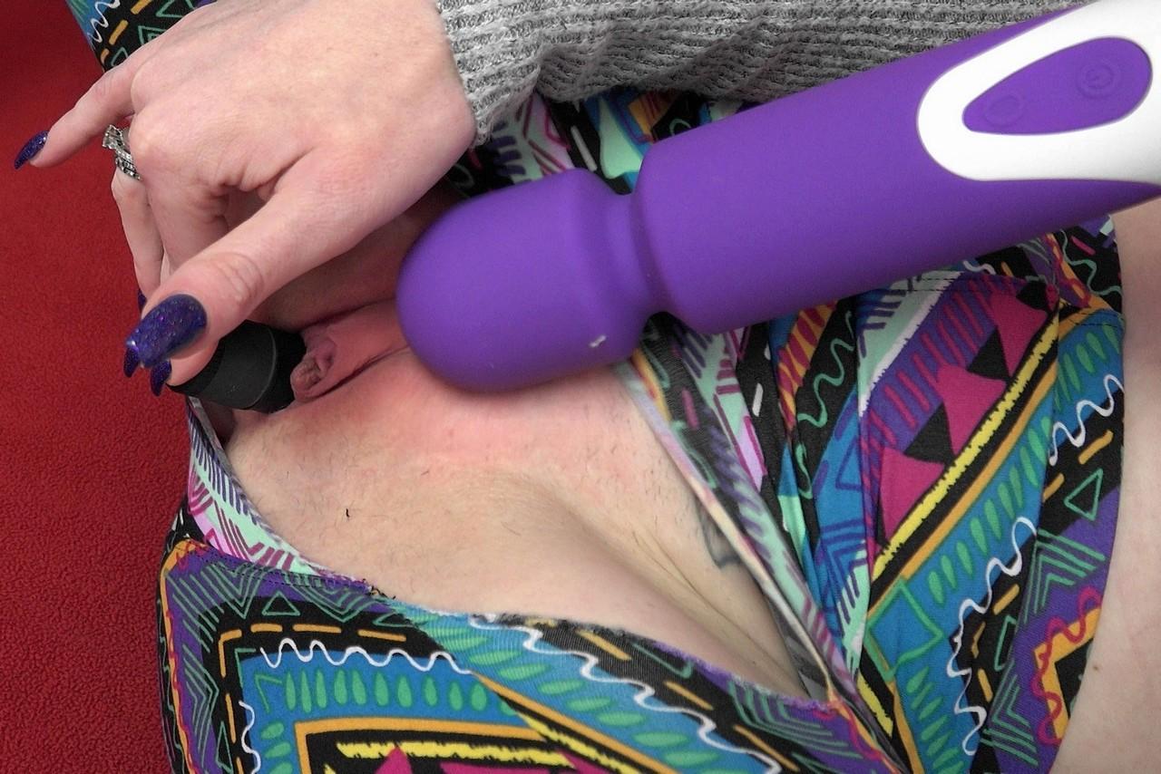 20P A alta amadora MILF Aria Khaide rasga as calças de ioga e brinca até o orgasmo