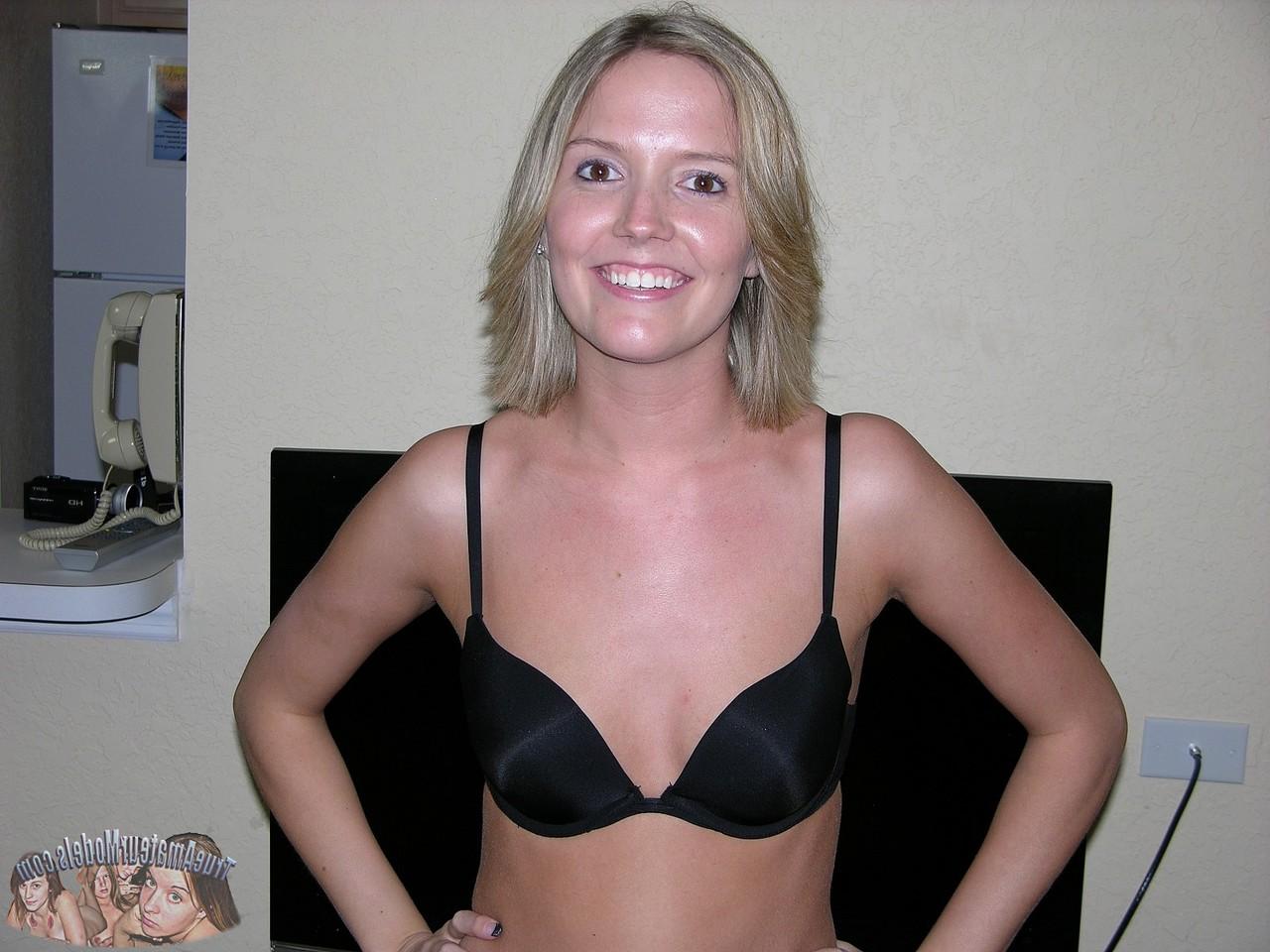 16P Die natürliche Blondine Megan S präsentiert bei ihrem Nacktdebüt ihre glatte Muschi