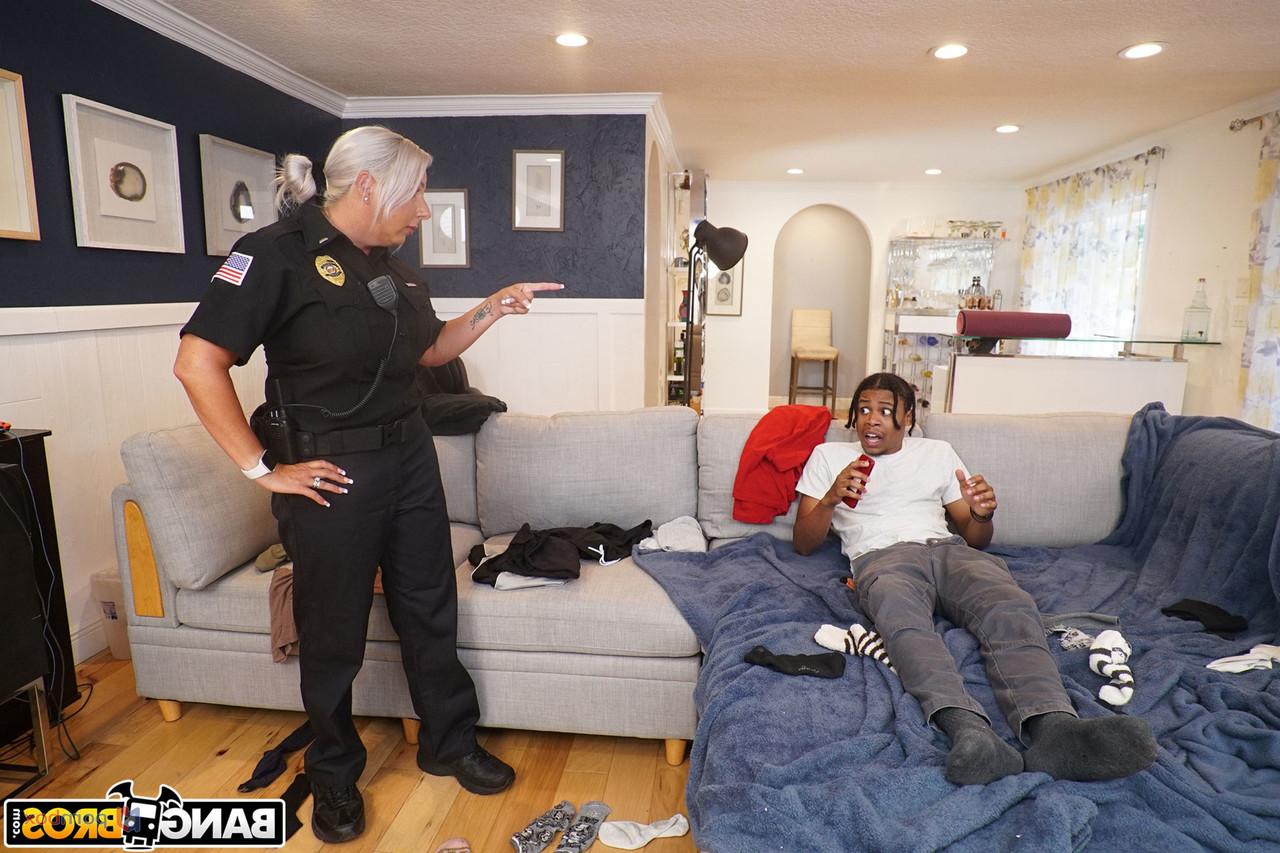20P Le lieutenant Bella Lexi, policier mature, baise un jeune garçon ébène.