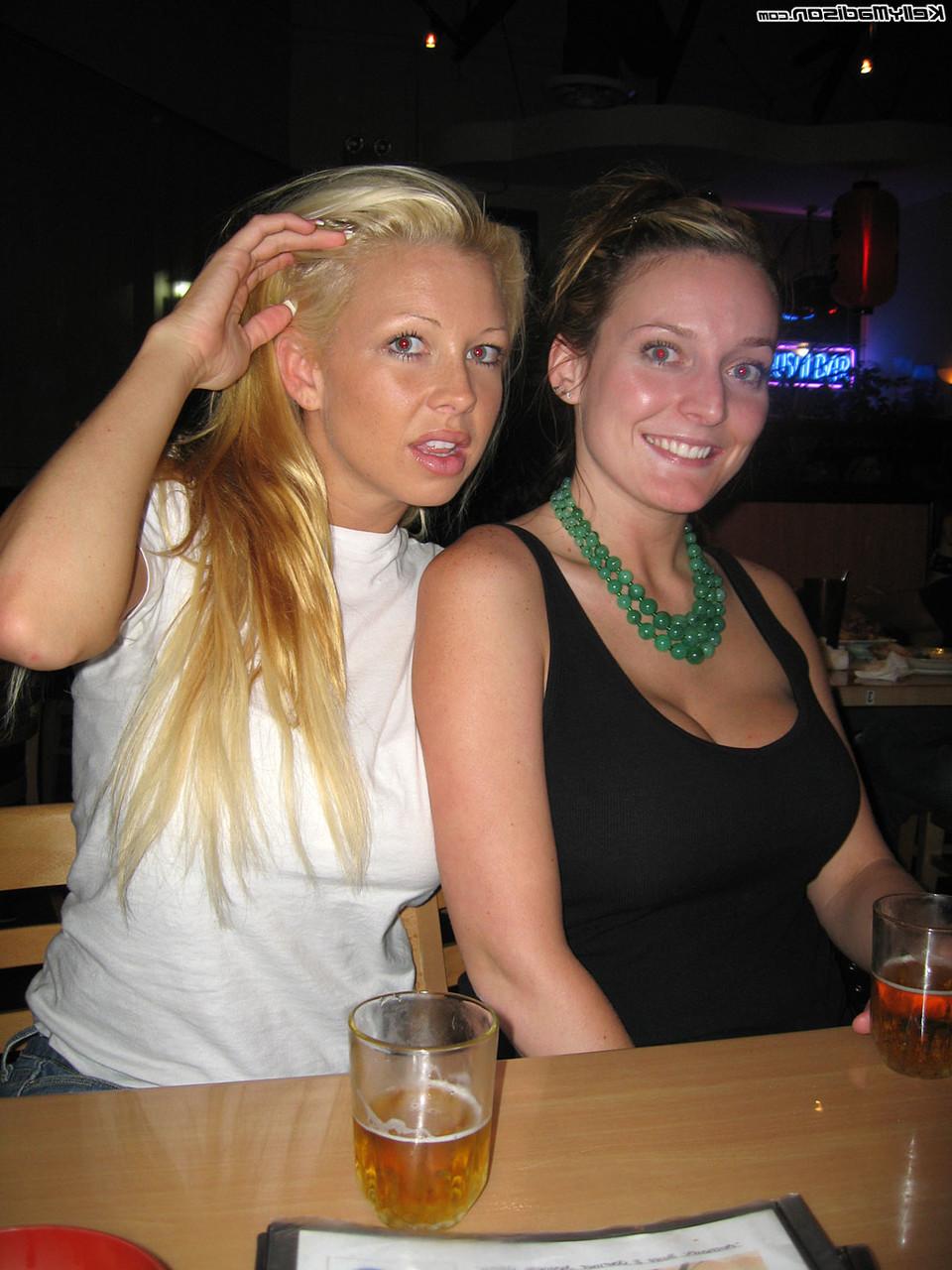 17P Slutty blonde Chloe picks up a sexy lesbian at the bar for hot bathtub play