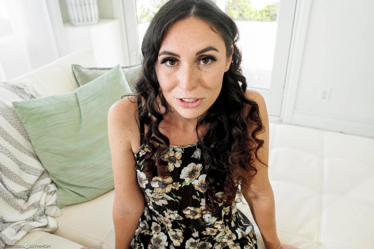 20P A gostosa MILF Ashley Wolf dá ao enteado um boquete POV depois de um strip-tease sexy