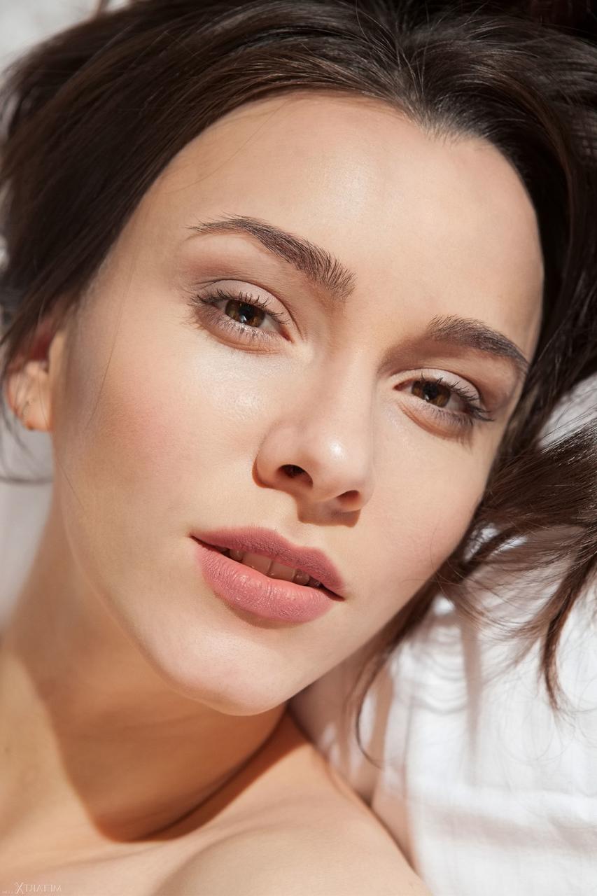 17P アデル・モレルは熱いボディストッキングをすぐに脱いで素晴らしいボディを誇示します