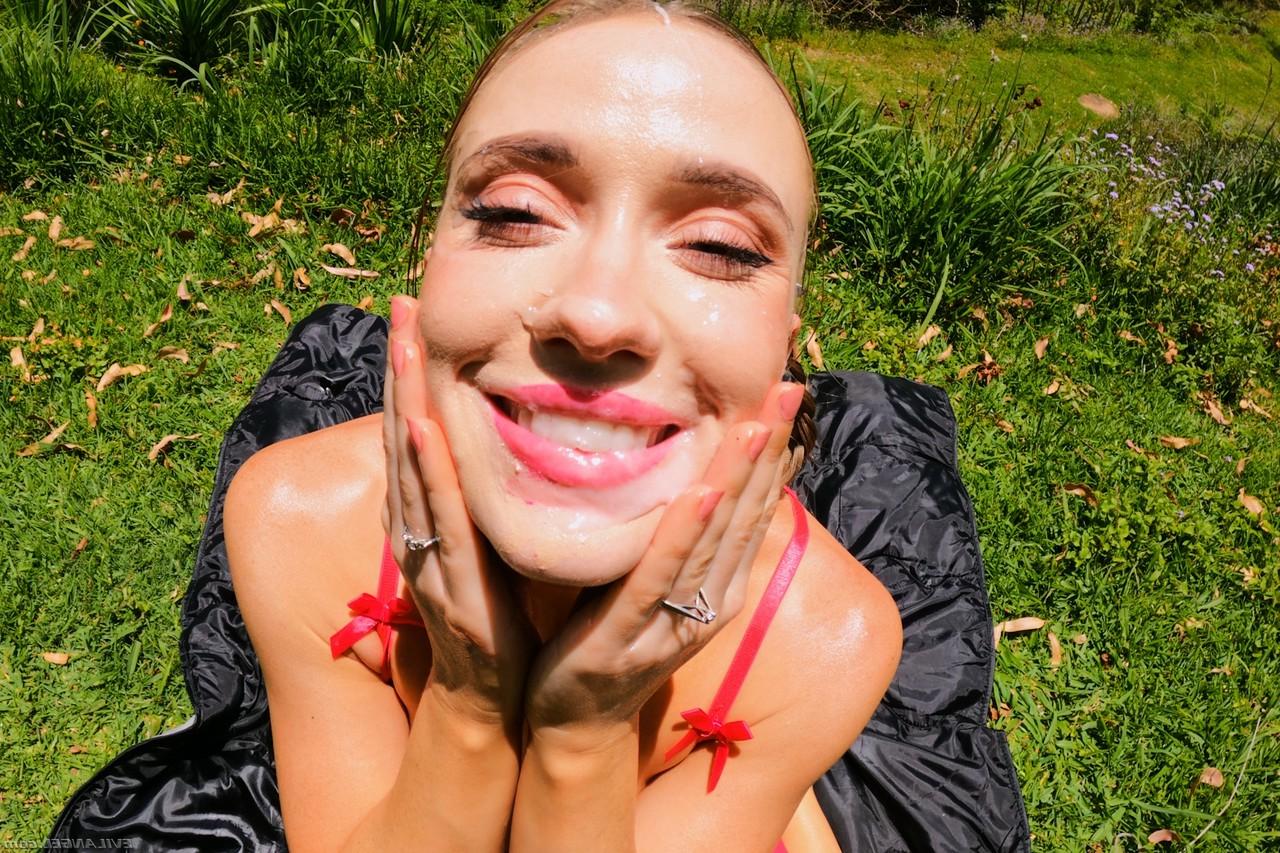 15P Das wunderschöne Mädchen Scarlet Chase spritzt beim POV-Sex im Freien