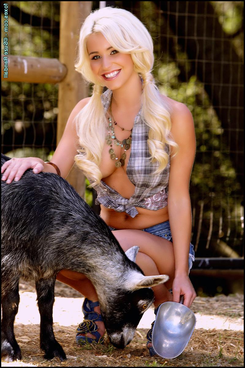 15P La blonde platine Spencer Scott nourrit des chèvres avant de se mettre nue en talons.