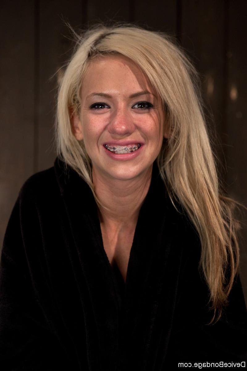 20P La blonde soumise Kaylee Hilton se fait jouer alors qu'elle est attachée à une construction métallique.