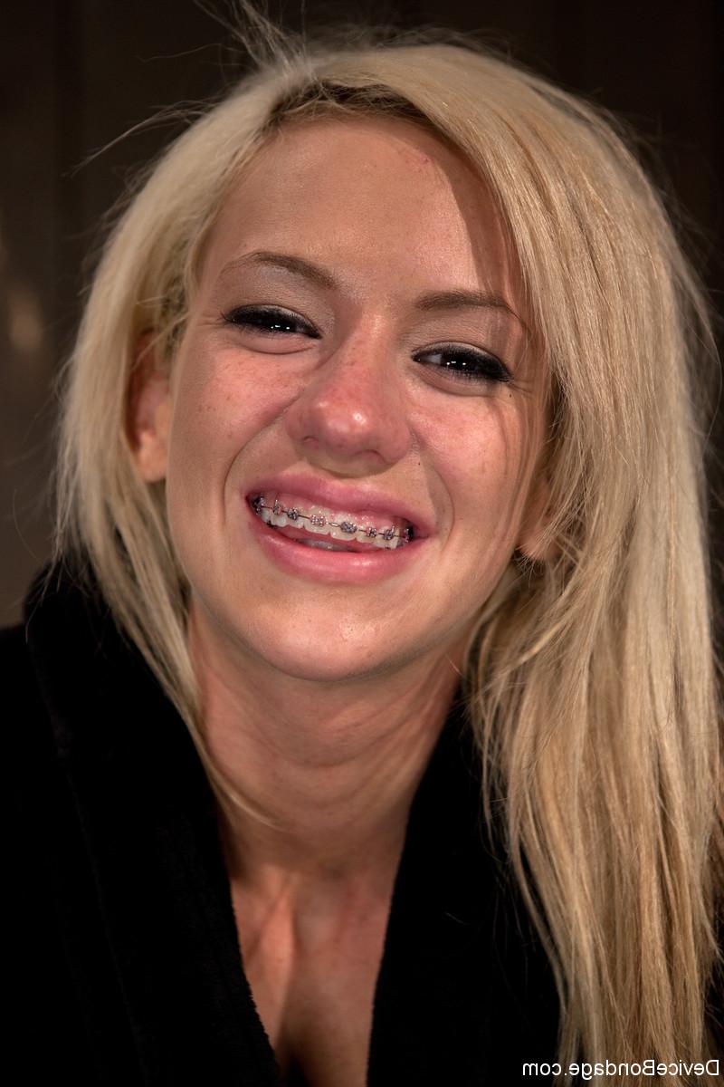 20P La blonde soumise Kaylee Hilton se fait jouer alors qu'elle est attachée à une construction métallique.