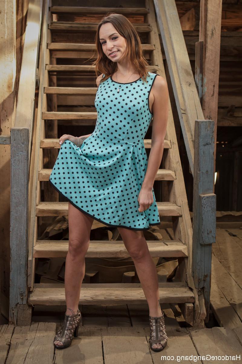 20P La star du porno mince Amber Rayne enlève sa robe et écarte son manchon.