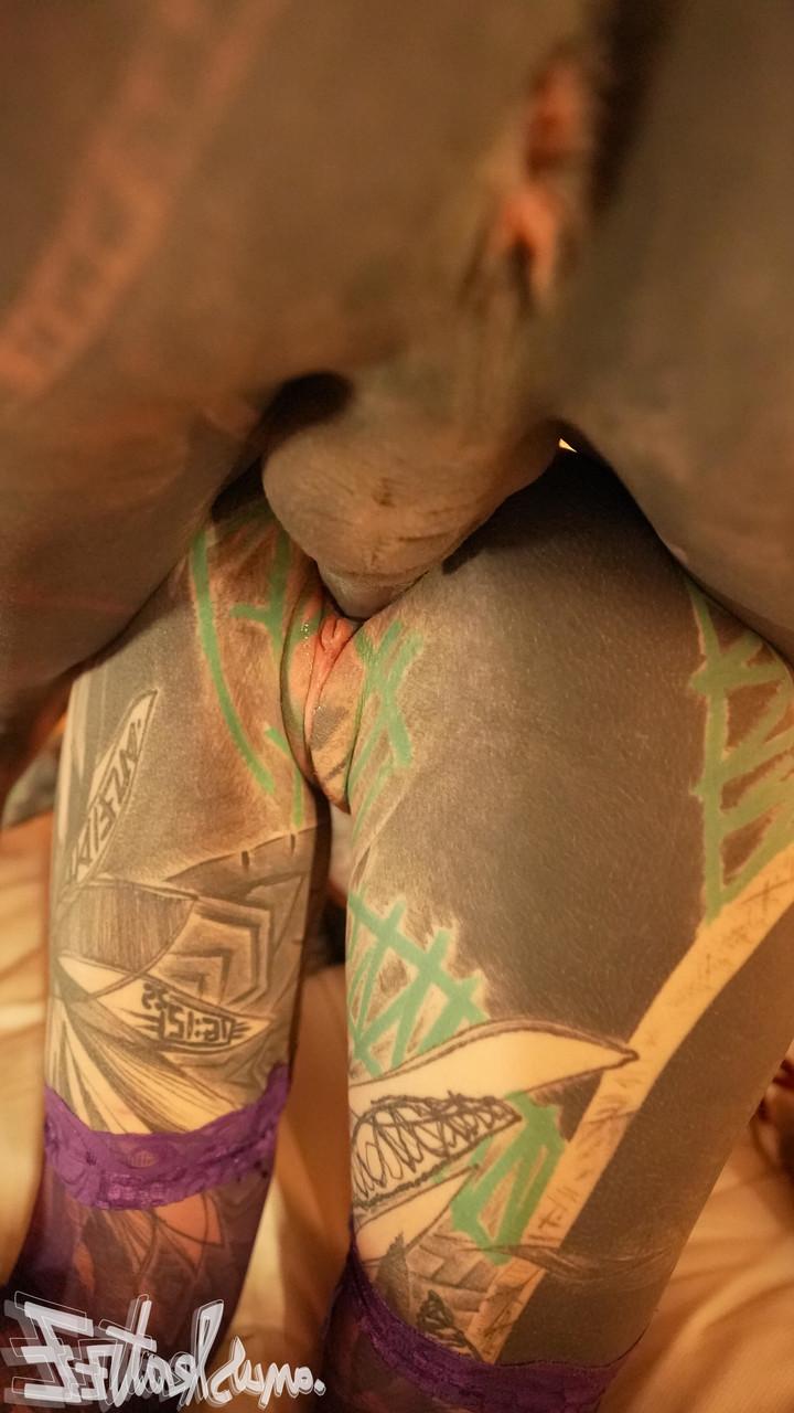 16P A garota com muita tinta Anuskatzz e sua amante Lily Lu têm relações sexuais
