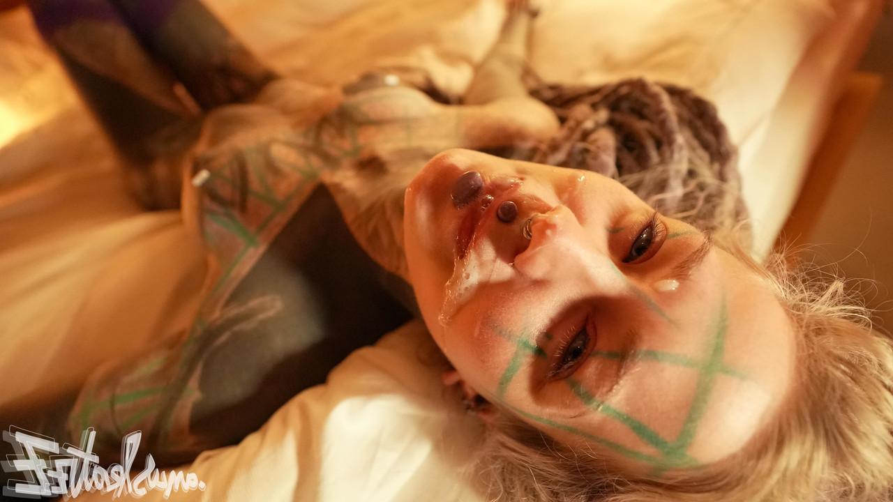 16P A garota com muita tinta Anuskatzz e sua amante Lily Lu têm relações sexuais