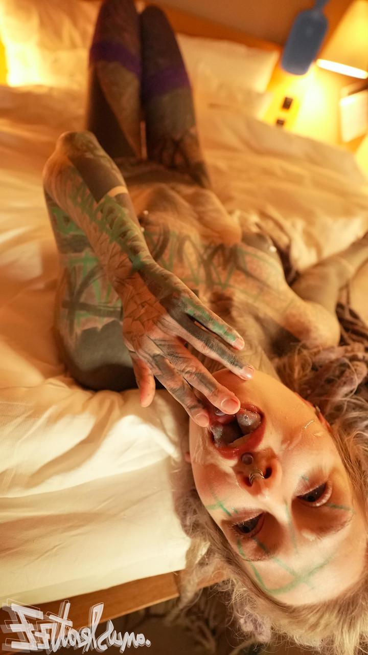 16P A garota com muita tinta Anuskatzz e sua amante Lily Lu têm relações sexuais