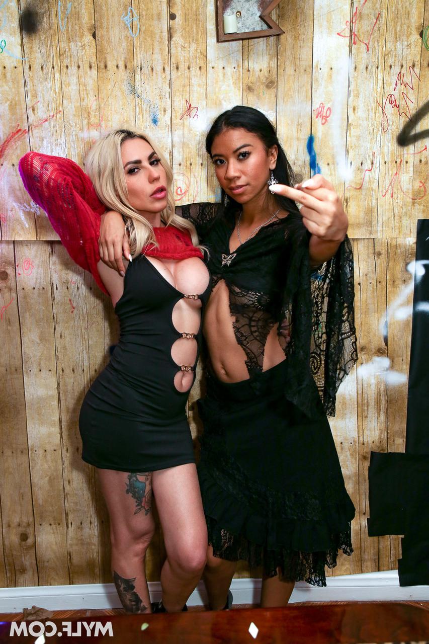 20P Die sexy Lesbe Ameena Green und ihre blonde Freundin lecken sich gegenseitig die Muschis