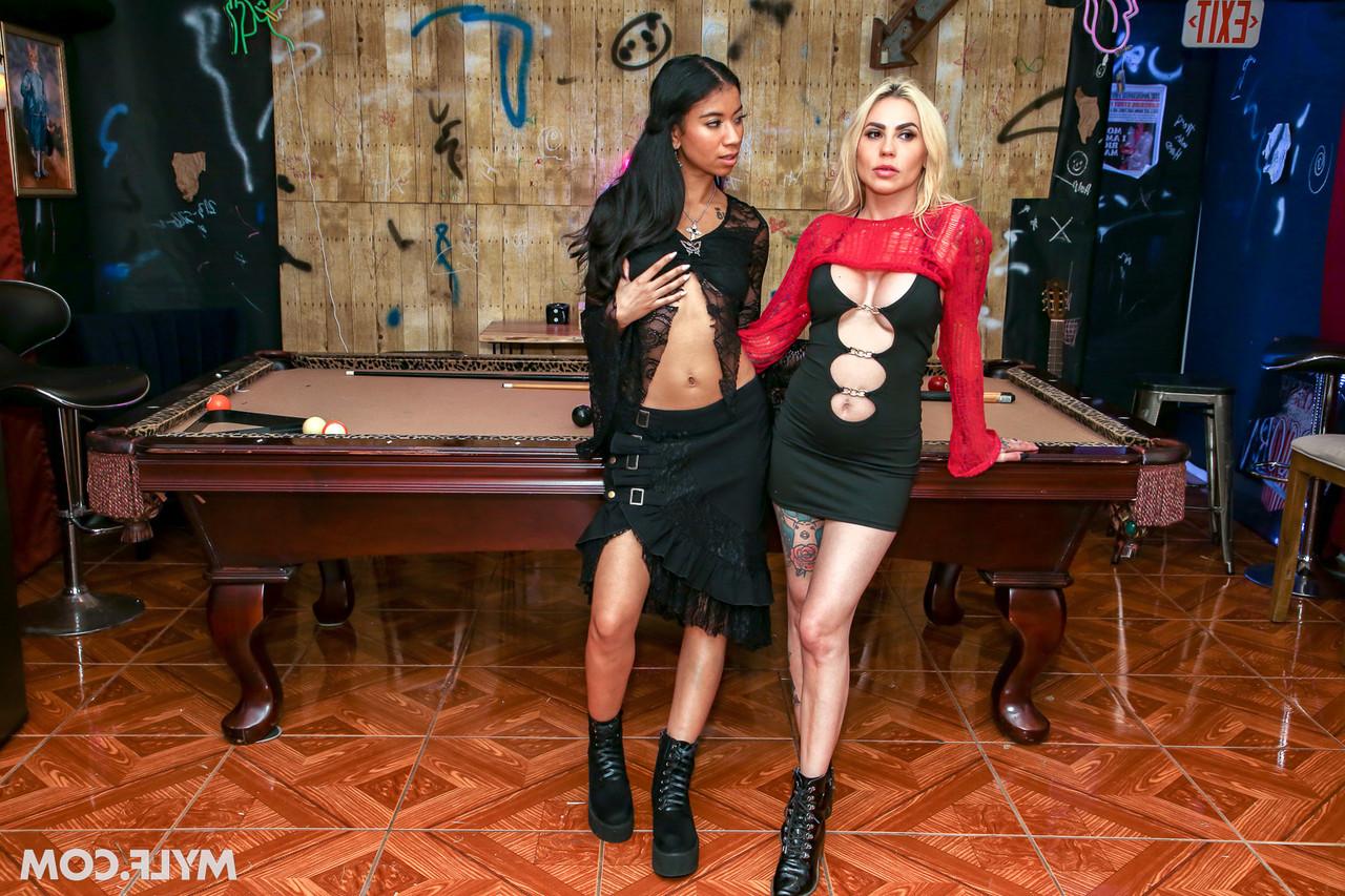 20P Die sexy Lesbe Ameena Green und ihre blonde Freundin lecken sich gegenseitig die Muschis