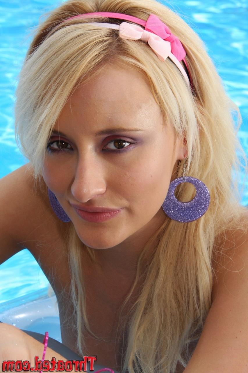 20P La joven rubia de tetas pequeñas mallory rae murphy muestra su coño afeitado junto a la piscina