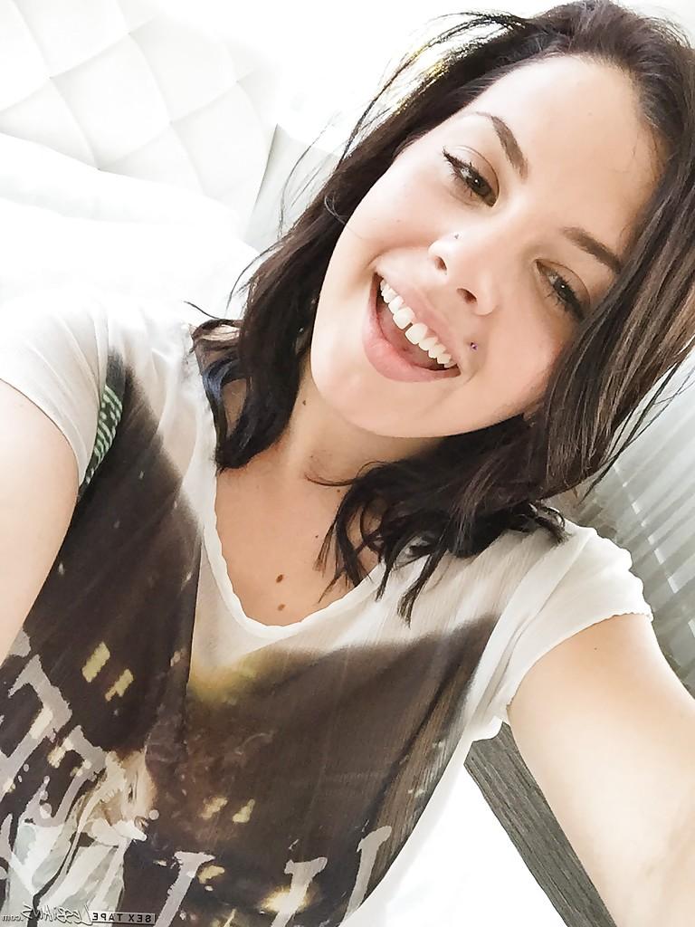 16P Die brünette Keisha Grey spielt mit ihrem tollen Körper und ihrer engen Muschi