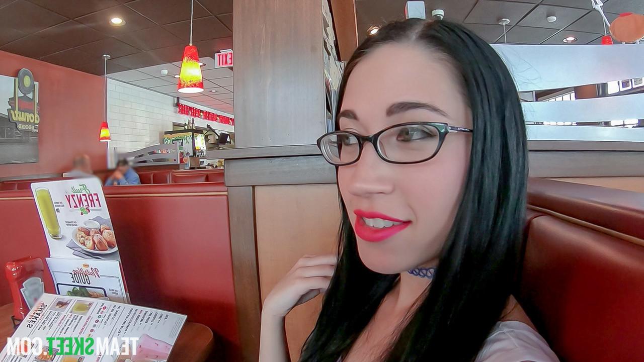 20P La curvilínea Alex Coal termina el sexo duro y salvaje con una corrida en su gran culo