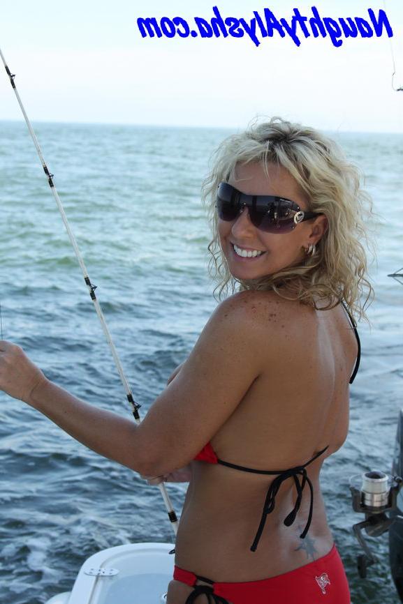 15P Die vollbusige blonde Naughty Alysha mittleren Alters hat Sex auf einem Fischerboot