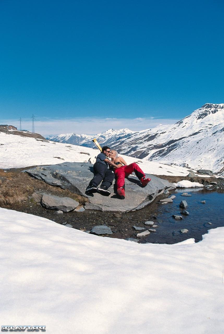 12P La rubia europea Kyra hace una buena mamada y es embestida en la cima de una montaña