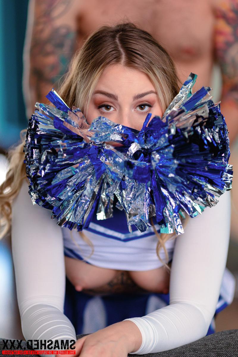 16P Blonde cheerleader Anna Claire Clouds has sex with her stepbrother