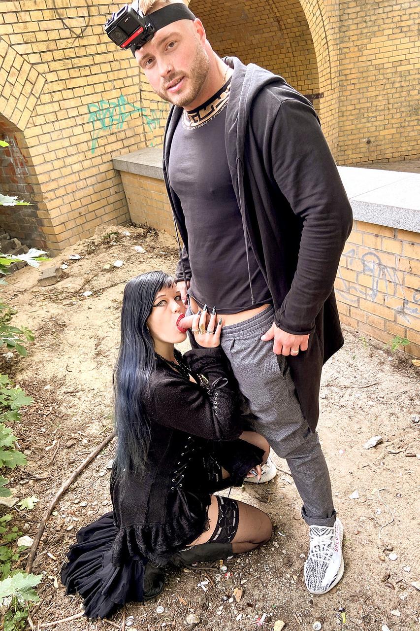 15P La zorra gótica Doreen follada en su coño perforado y recibiendo un creampie
