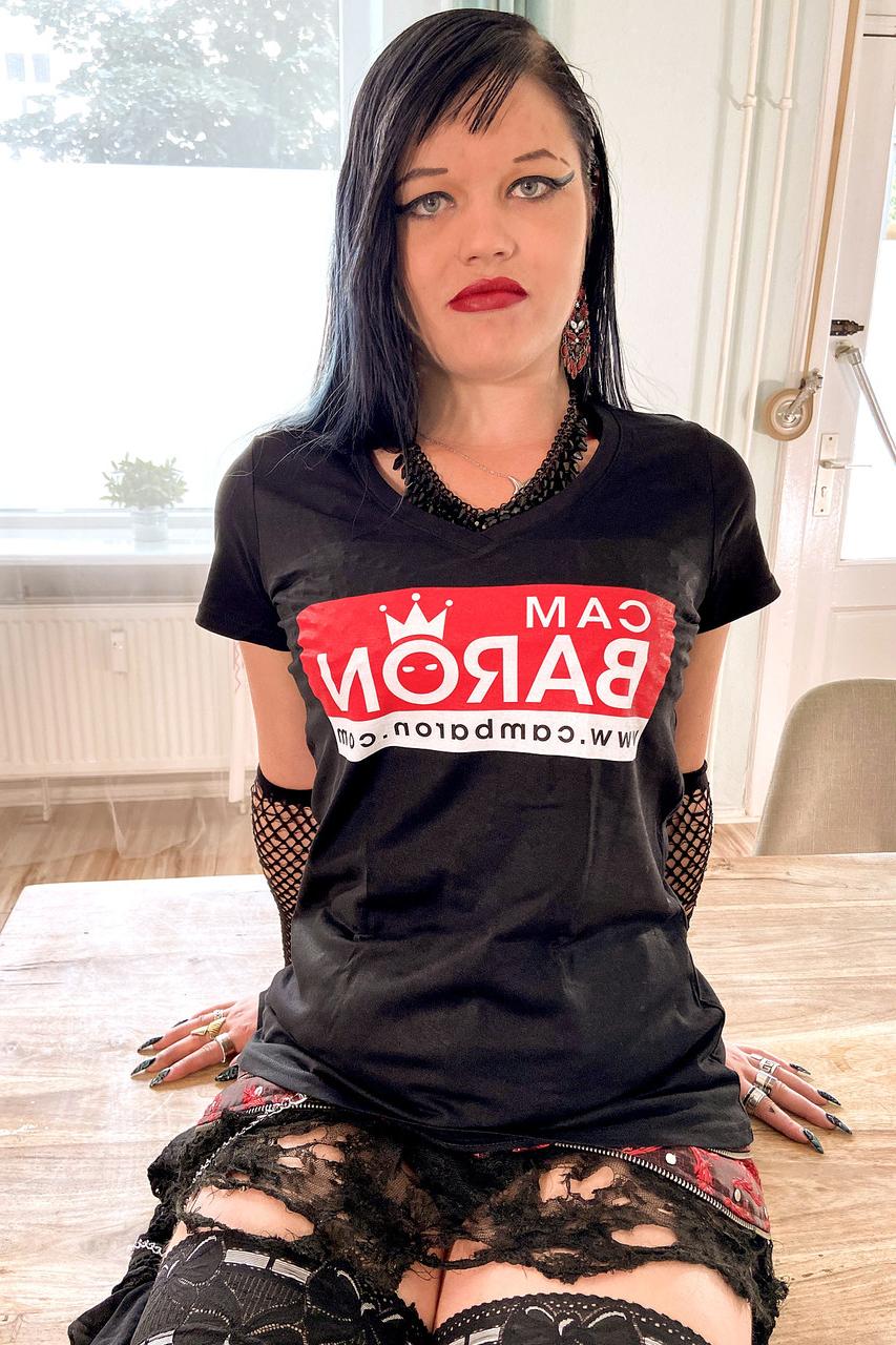 15P La zorra gótica Doreen follada en su coño perforado y recibiendo un creampie