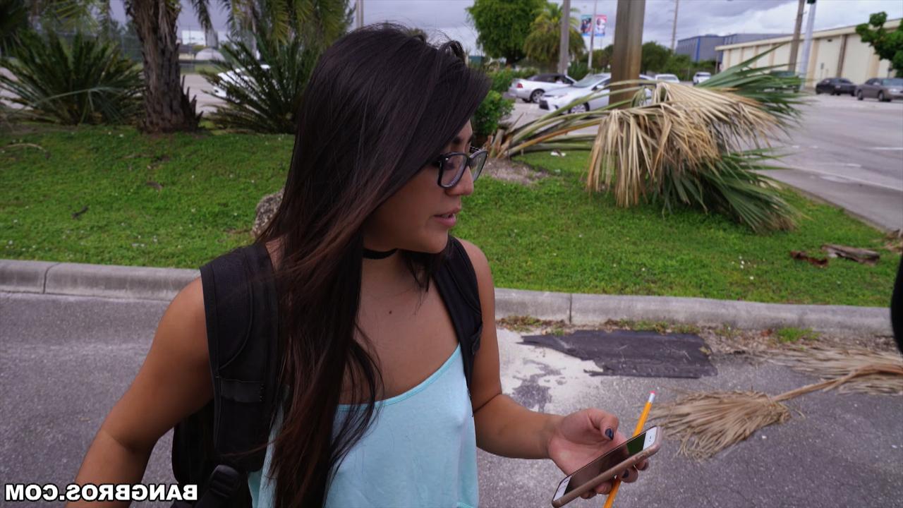 20P Latina amadora vestida de óculos recebe uma perfuração profunda e um grande tratamento facial no banco de trás