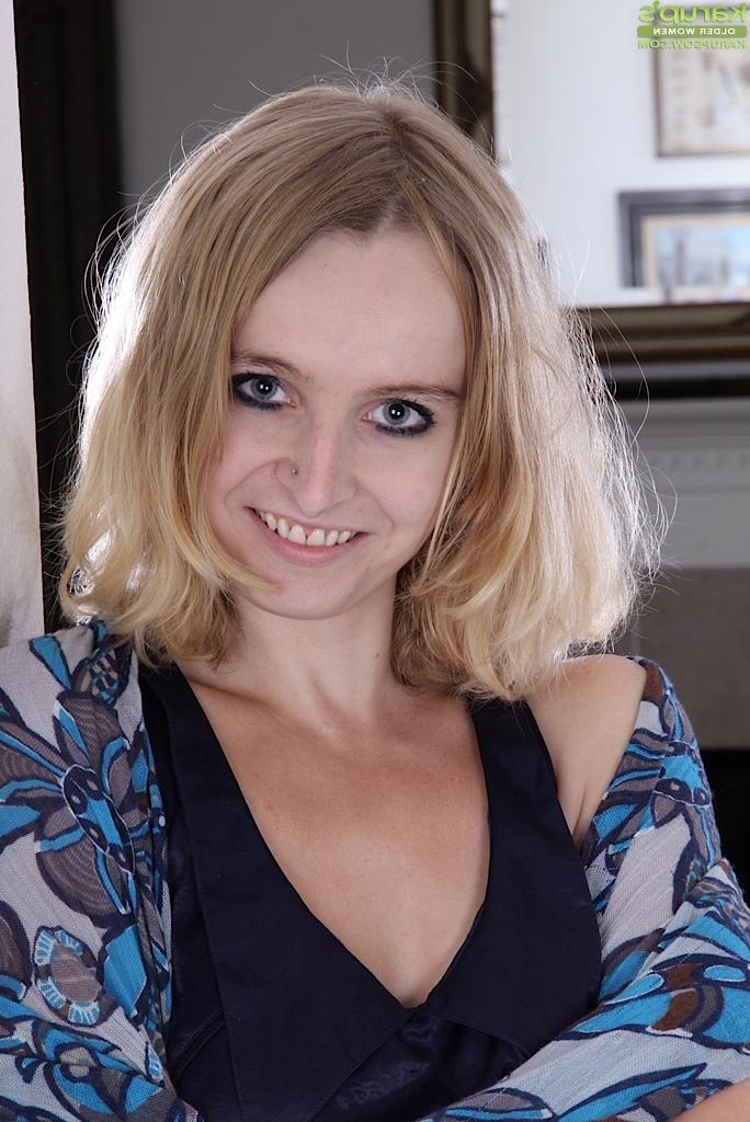 16P La anciana rubia Annabelle comparte su coño maduro afeitado para primeros planos