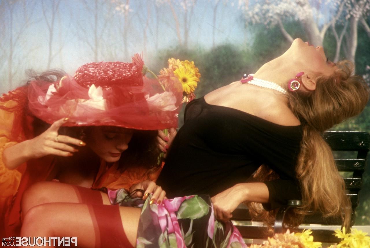 15P Las sexys vintage Christa Cahill y Dani Deluca se prueban los arbustos