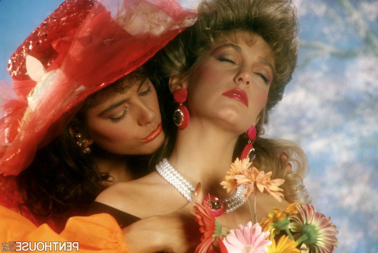 15P Las sexys vintage Christa Cahill y Dani Deluca se prueban los arbustos