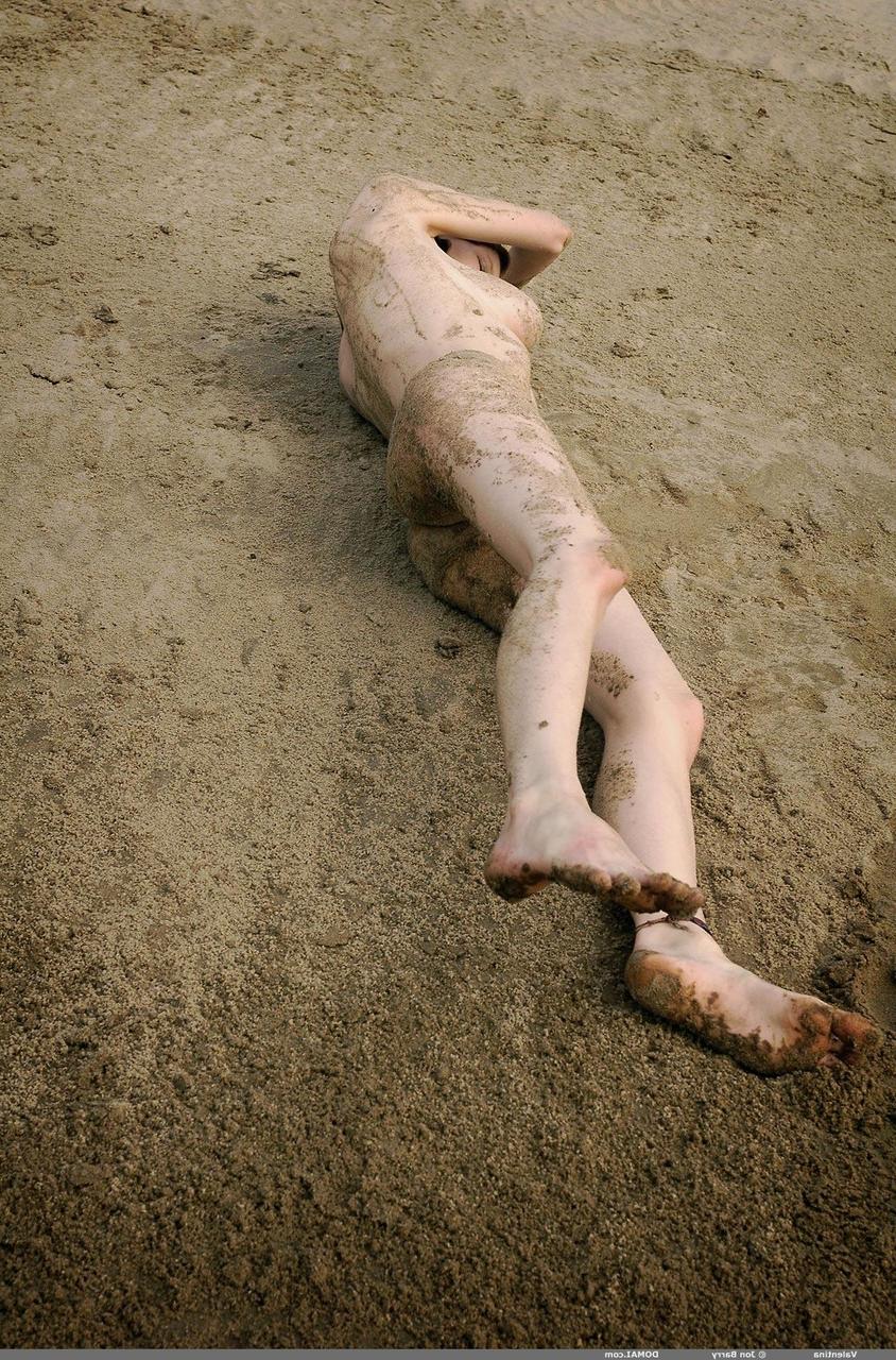20P La petite fille nue Valentina exhibe ses seins juteux et joue dans le sable.