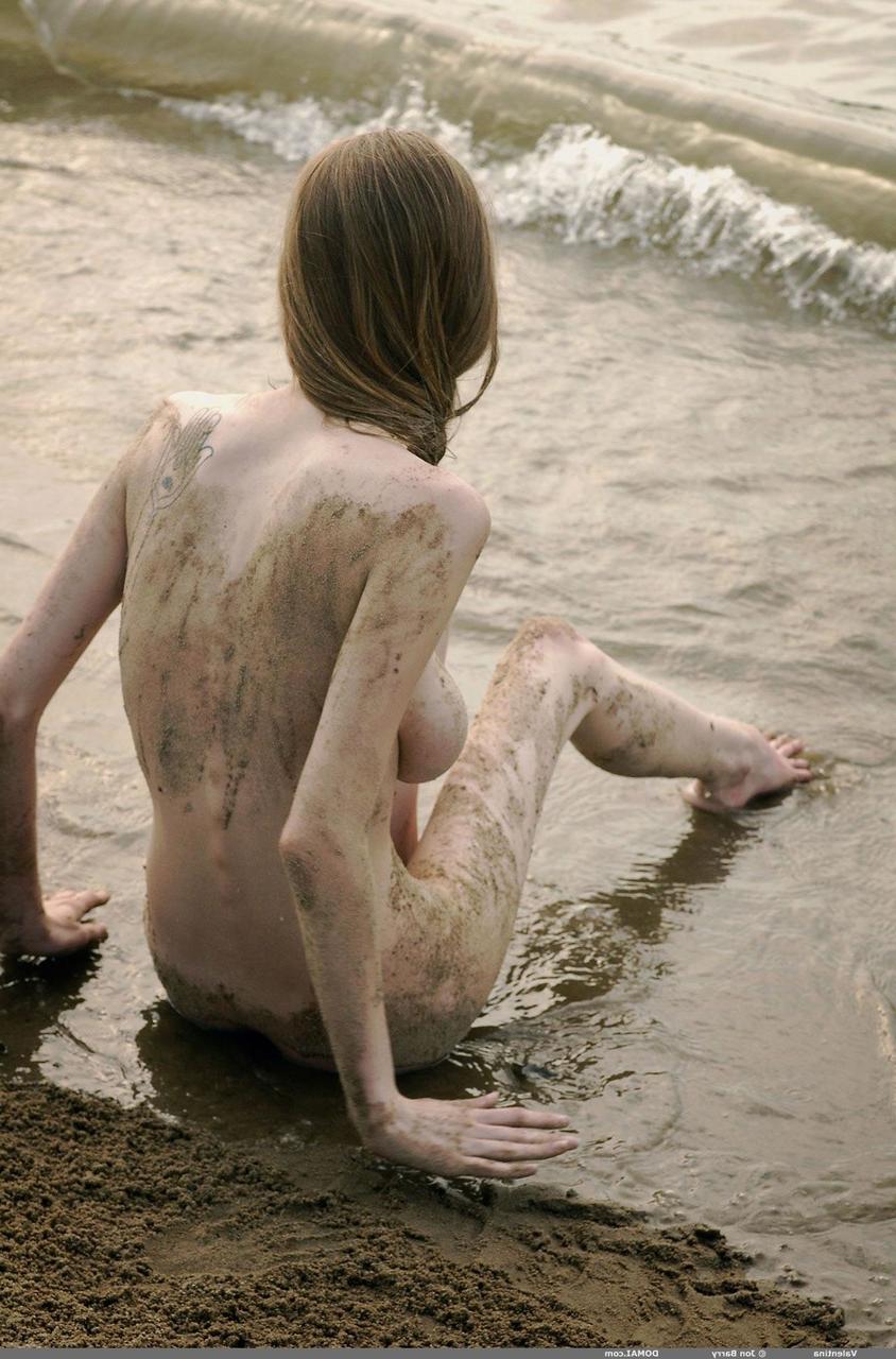 20P La petite fille nue Valentina exhibe ses seins juteux et joue dans le sable.