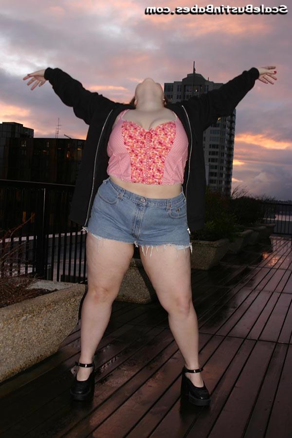 20P Atrevida BBW Christine esfrega seus grandes seios naturais e dá cabeça ao POV