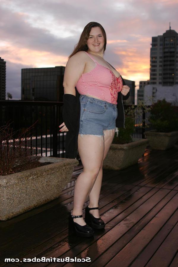 20P Atrevida BBW Christine esfrega seus grandes seios naturais e dá cabeça ao POV