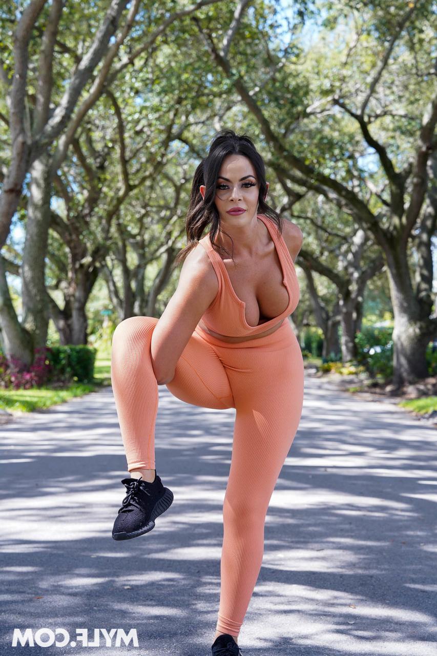 20P Lustful MILF Kiki Klout expõe seus peitos grandes e firmes e é pega no chão