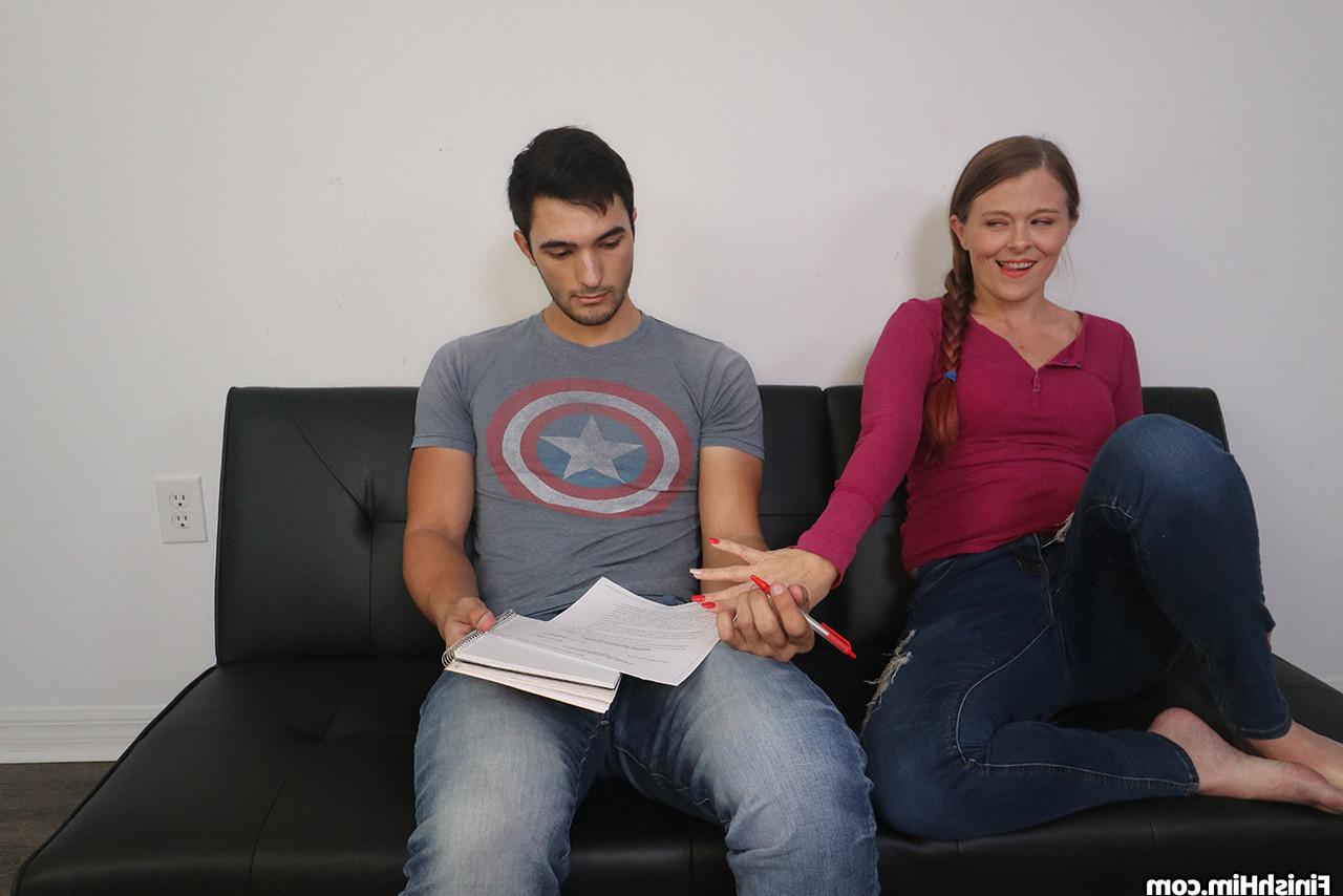 12P La chica vestida Kitty Quinn se masturba con su tutor en un sofá negro